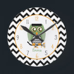 Eule - Ensteins Personalisierte Uhr<br><div class="desc">Eine Uhr,  die eine Illustration eines grünen Monsters inspiriert Eule zeigt. Der Hintergrund ist Zickzack schwarz-weiß. Personalisieren Sie mit Ihrem Namen. Suchen Sie nach passenden Artikeln in Jill's Paperie.</div>