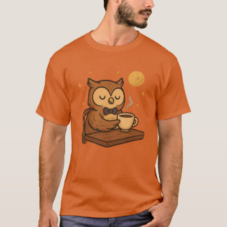 Eule im mondbeschienenen Café-Geschenk T-Shirt