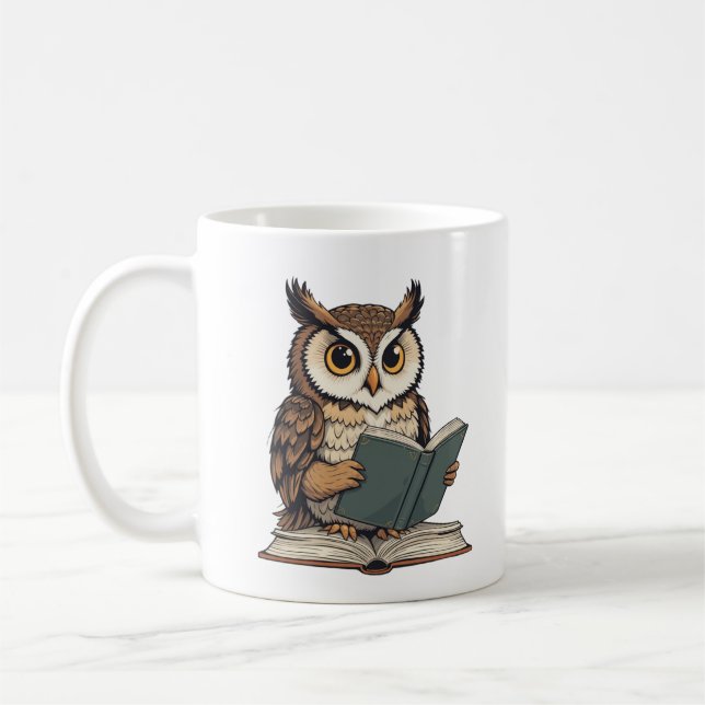 Eule liest ein Buch, ein illustrierendes Design-Eu Kaffeetasse (Links)