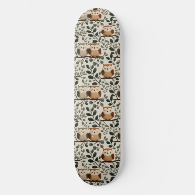 Eule und Waldblattmuster Skateboard (Vorderseite)
