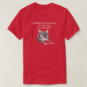 Eule. Zwischen jeden zwei Kiefern. Muir T-Shirt