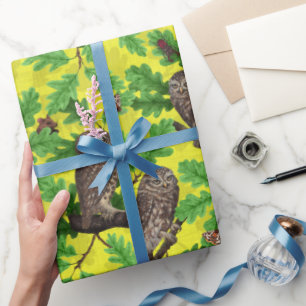 Eulen im Wald auf zitronengelb Geschenkpapier