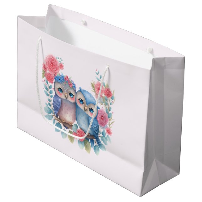 Eulen in der Liebe auf einer Baumzweigung Große Geschenktüte (Vorderseite Schrägansicht)