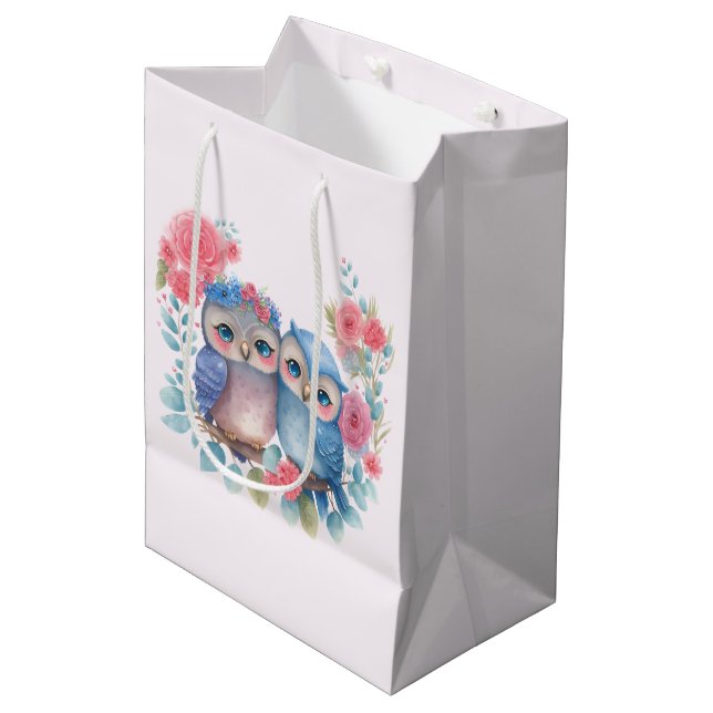 Eulen in der Liebe auf einer Baumzweigung Mittlere Geschenktüte (Vorderseite Schrägansicht)