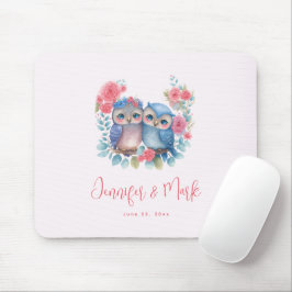 Eulen in der Liebe, die auf einer Hochzeit in eine Mousepad