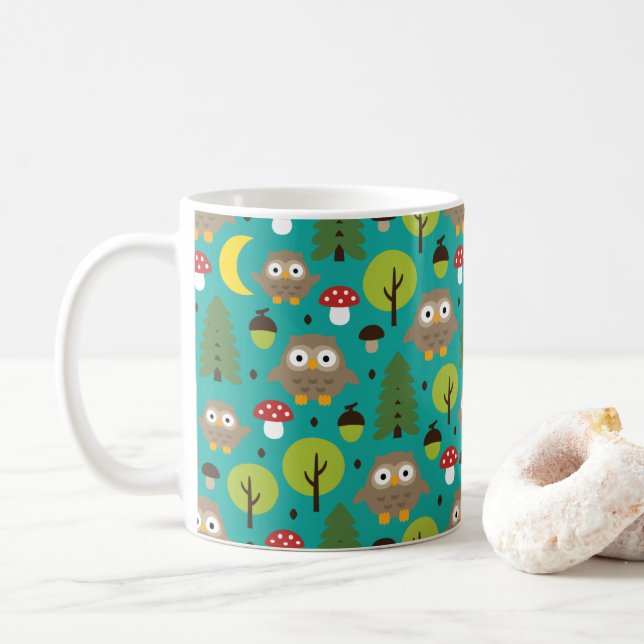 Eulen in der Tasse des Waldkaffees (Mit Donut)