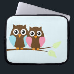 Eulen Laptopschutzhülle<br><div class="desc">Zwei Eulen gehockt auf einer Niederlassung.</div>