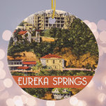 Eureka Springs, Arkansas Vintage Illustration Keramik Ornament<br><div class="desc">Eureka Springs,  Arkansas,  mit einer Oldtimerausstellung des Crescent Hotels und der Hügellandschaft der Zuhause und Bäume. Der Name Eureka Springs befindet sich in einem Deko-Schriftart ganz unten. Gedenken Sie eine Reise oder eine Veranstaltung mit einem Eureka Springs Ornament.</div>