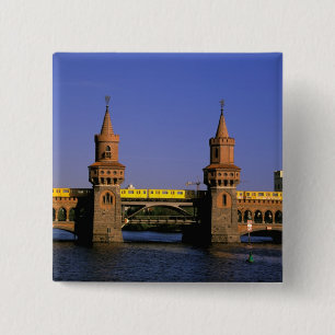 Europa, Deutschland, Berlin. Kreuzberg, Oberbaum Button