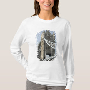 Europa, England, London. Tower Bridge über dem T-Shirt
