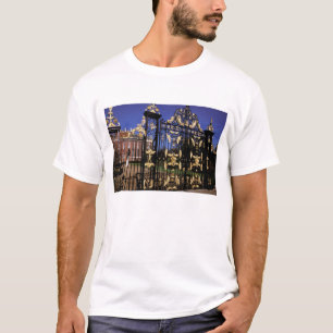 Europa, England, London. Vergoldetes Tor außerhalb T-Shirt