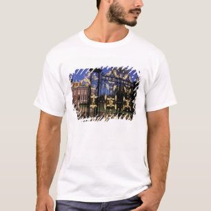 Europa, England, London. Vergoldetes Tor außerhalb T-Shirt