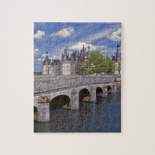 Europa, Frankreich, Chambord. Eine Steinbrücke f