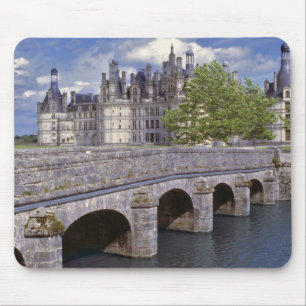 Europa, Frankreich, Chambord. Eine Steinbrücke f Mousepad