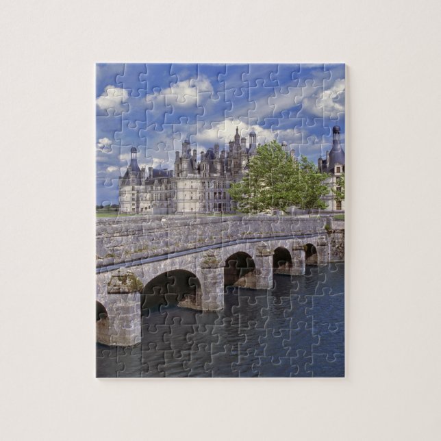 Europa, Frankreich, Chambord. Eine Steinbrücke füh (Vertikal)