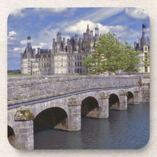 Europa, Frankreich, Chambord. Eine Steinbrücke füh Untersetzer