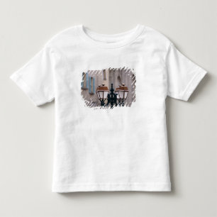 Europa, Frankreich, Forcalquier. Alt verwittert Kleinkind T-shirt