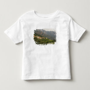 Europa, Frankreich, Korsika, Ota. Stadt Ota und Kleinkind T-shirt