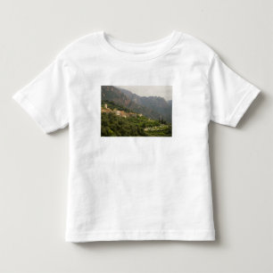 Europa, Frankreich, Korsika, Ota. Stadt Ota und Kleinkind T-shirt