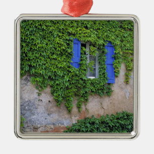 Europa, Frankreich, Lourmarin. Kaskadierender Efeu Ornament Aus Metall