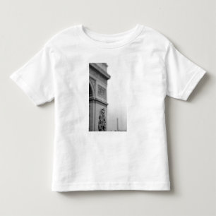 Europa, Frankreich, Paris. Arc de Triomphe und 2 Kleinkind T-shirt