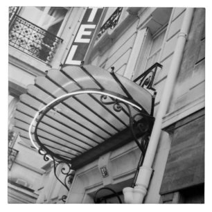 Europa, Frankreich, Paris. Detail eines Hotels auf Fliese