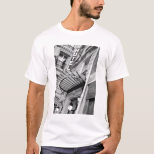 Europa, Frankreich, Paris. Detail eines Hotels auf T-Shirt