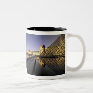 Europa, Frankreich, Paris. Le Louvre und Glas Zweifarbige Tasse