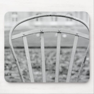 Europa, Frankreich, Paris. Stuhl, Jardin du Mousepad