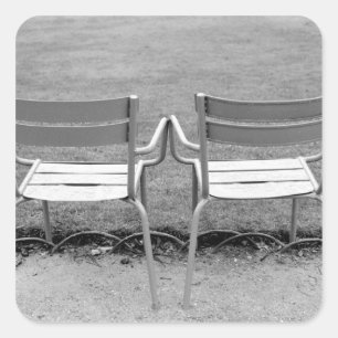 Europa, Frankreich, Paris. Stühle, Jardin du 2 Quadratischer Aufkleber