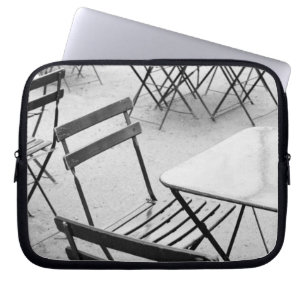 Europa, Frankreich, Paris. Stühle, Jardin du 3 Laptopschutzhülle