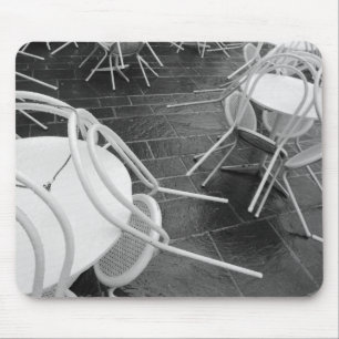 Europa, Frankreich, Paris. Stühle, Jardin du 4 Mousepad