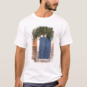 Europa, Frankreich, Roussillon. Efeu bedeckt die W T-Shirt