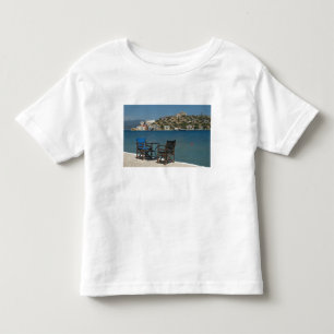 Europa, Griechenland, Kastellorizo: Stühle am Rand Kleinkind T-shirt