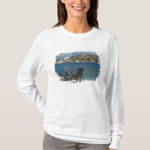 Europa, Griechenland, Kastellorizo: Stühle am Rand T-Shirt