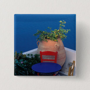 Europa, Griechenland, Santorin. Terrasse mit Meerb Button