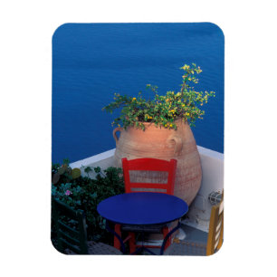 Europa, Griechenland, Santorin. Terrasse mit Meerb Magnet