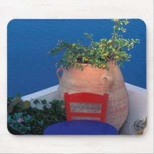 Europa, Griechenland, Santorin. Terrasse mit Meerb Mousepad