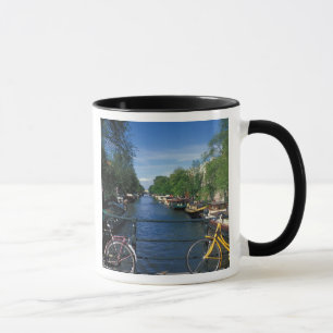Europa, Holland, Amsterdam, gelbes Fahrrad und Tasse