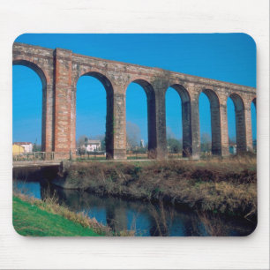 Europa, Italien. Aquädukt bei Lucca. Mousepad