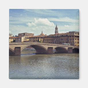 Europa, Italien, Florenz. Der Arno-Fluss fließt Magnet