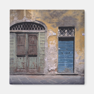 Europa, Italien, Lucca. Diese alten Türen ergänzen Magnet