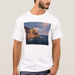 Europa, Italien, Manarola. Die Klippe ist gestrand T-Shirt