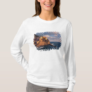 Europa, Italien, Manarola. Die Klippe ist gestrand T-Shirt