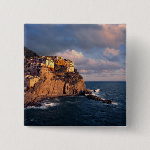 Europa, Italien, Manarola. Die klippen-nestgebaute Button