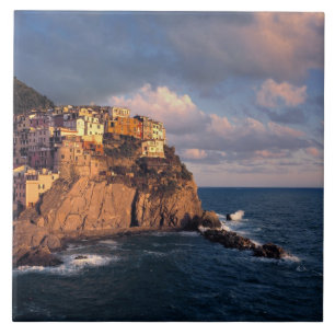 Europa, Italien, Manarola. Die klippengelegerte Fliese