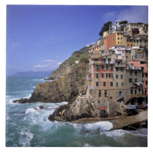 Europa, Italien, Riomaggiore. Riomaggiore ist geba Fliese