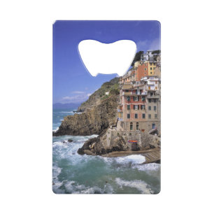 Europa, Italien, Riomaggiore. Riomaggiore ist geba Kreditkarten Flaschenöffner