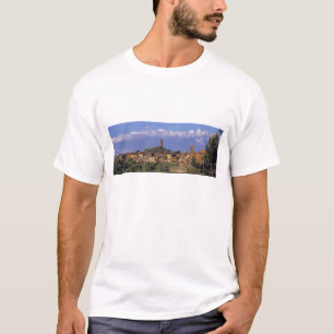 Europa, Italien, San Miniato. Unter einem weiten, T-Shirt