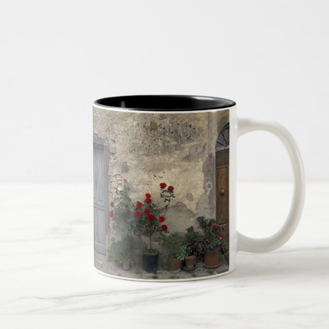 Europa, Italien, Toskana, Chianti, toskanische Tür Zweifarbige Tasse (Rechts)
